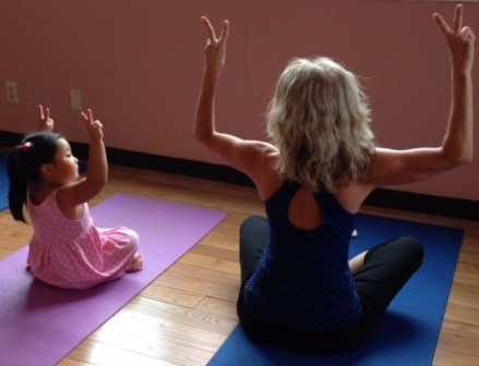 ev-lisa-peace-fingers